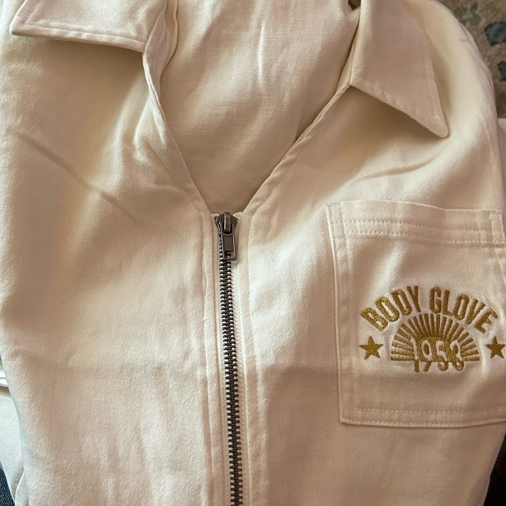 Body Glove Cream Jumpsuit with Elegant Design - Picture 5 of 10